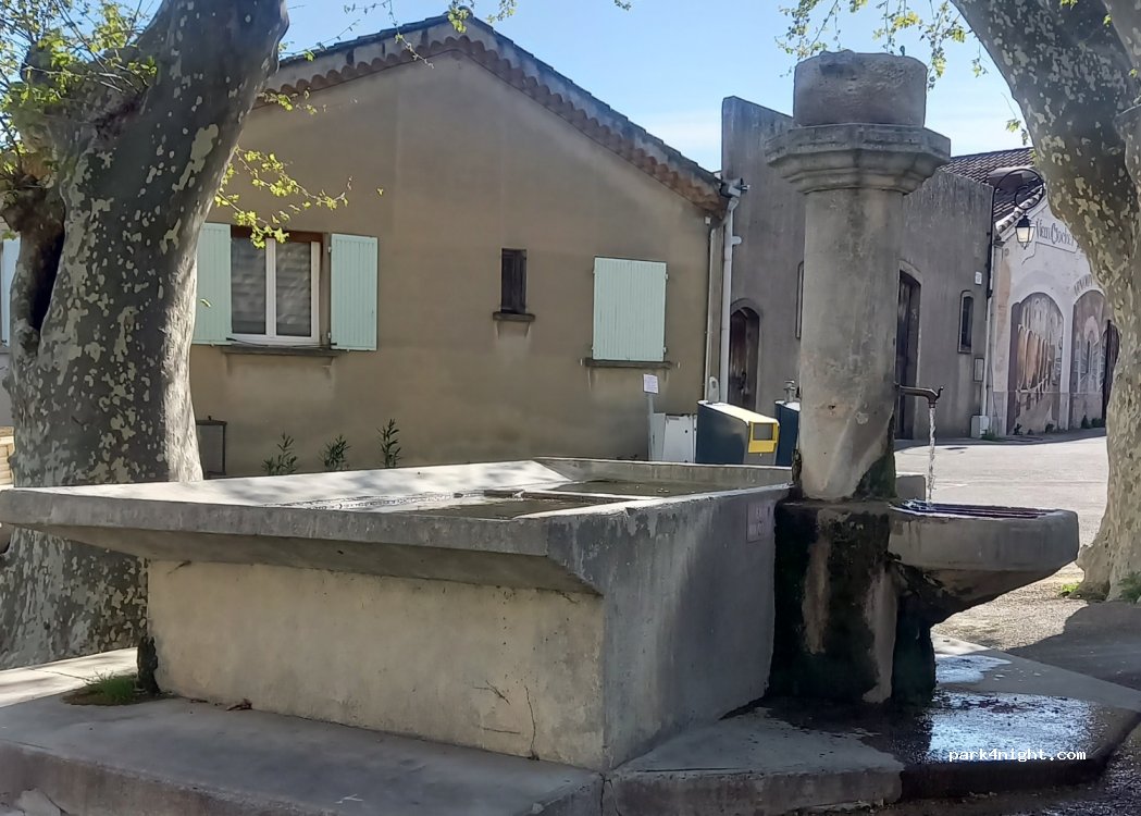 (84190) Vacqueyras - 72 Place Pousterle — foto