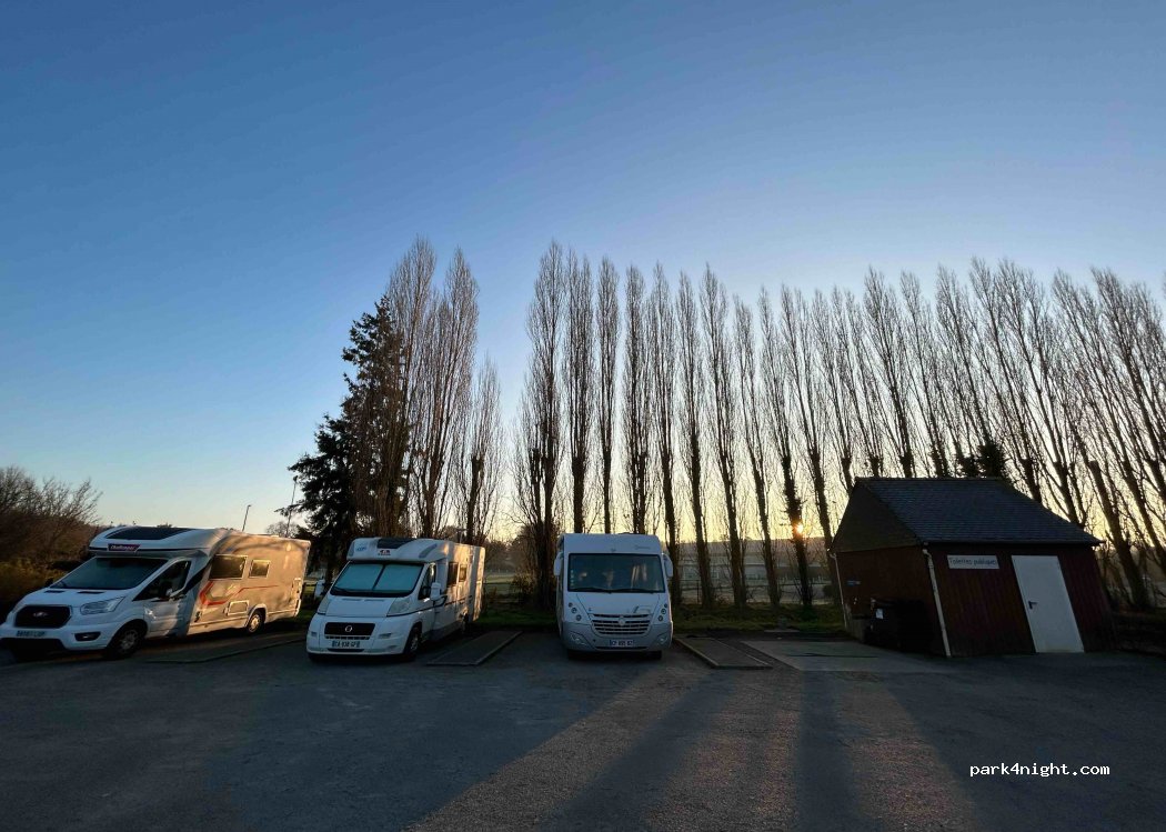 Aire de camping-car Val-d'Izé — foto 2