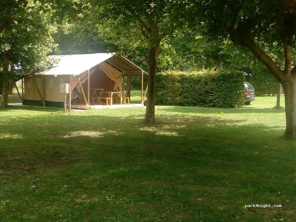 Camping Base de Loisirs d'Aubeterre Sur Dronne — foto