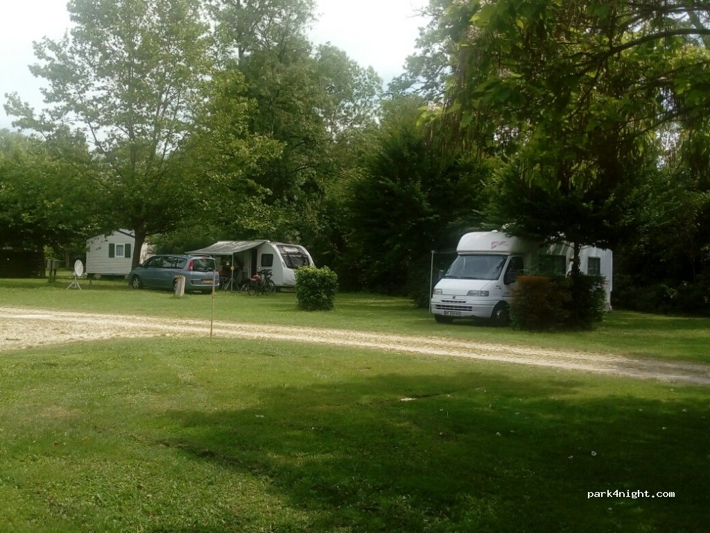 Camping Base de Loisirs d'Aubeterre Sur Dronne — foto 2
