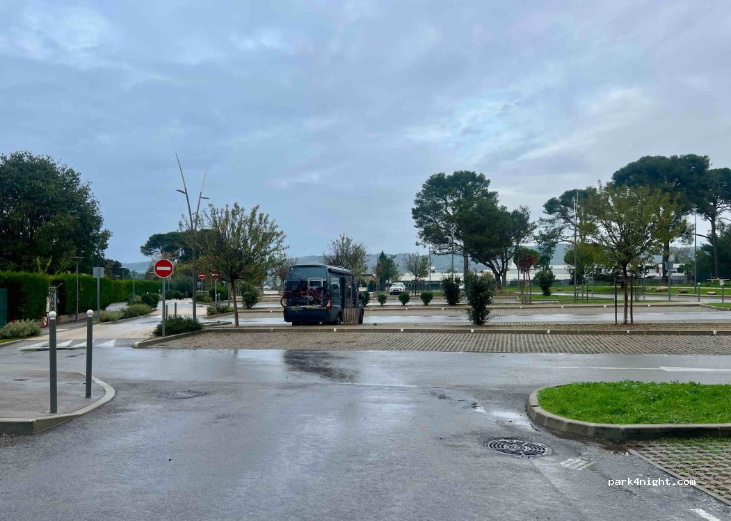 (13410) Lambesc - 6454 Avenue Jules Ferry — foto