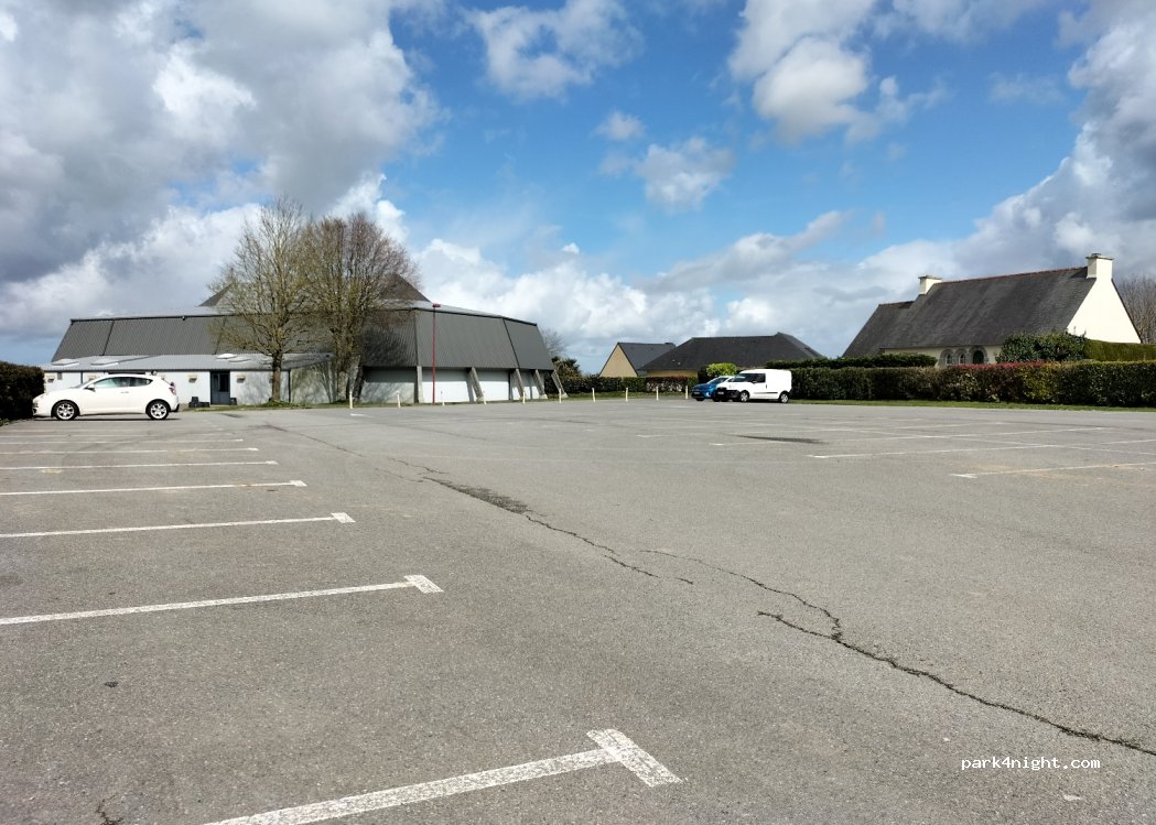 (29400) Plounéventer - 6 Place de la Liberté — foto