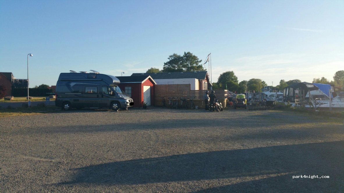 Autocamper parkering  Nolds Havn — foto