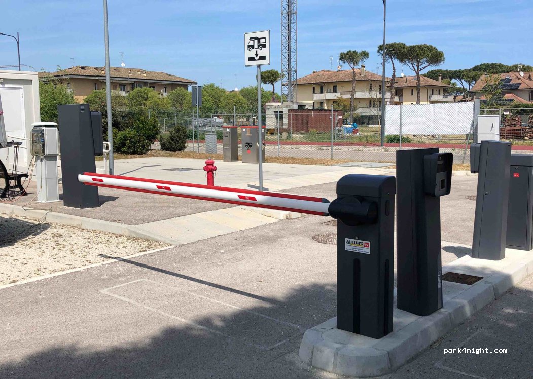 Area sosta camper Pinarella — foto
