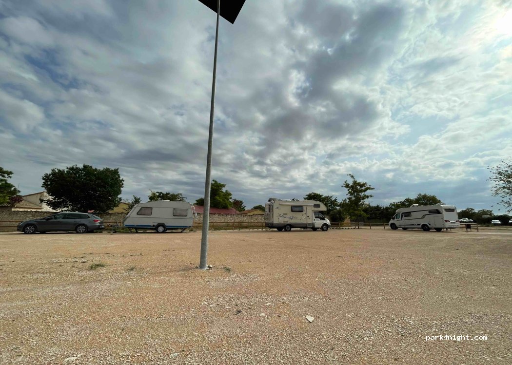 Área de Autocaravanas SIN servicios de Nuevo Baztán — foto 2