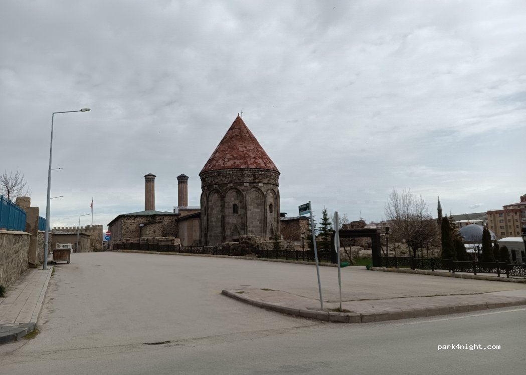 (25030) Yakutiye - 22 Çifte Minareler Sokak — foto