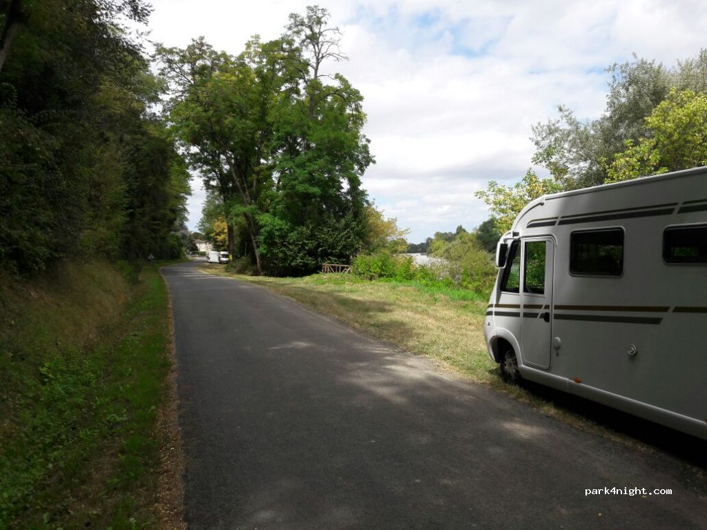 (33420) Cabara - 62 Avenue du Port — foto