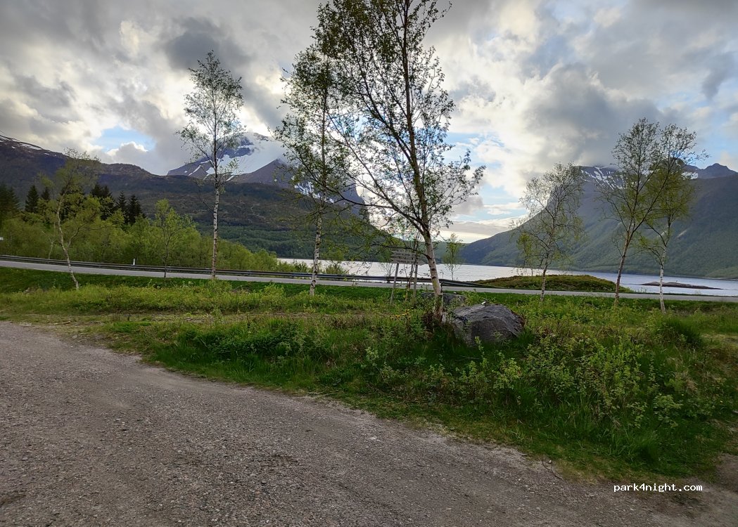(8140) Inndyr - 52 Sørfjordveien — foto
