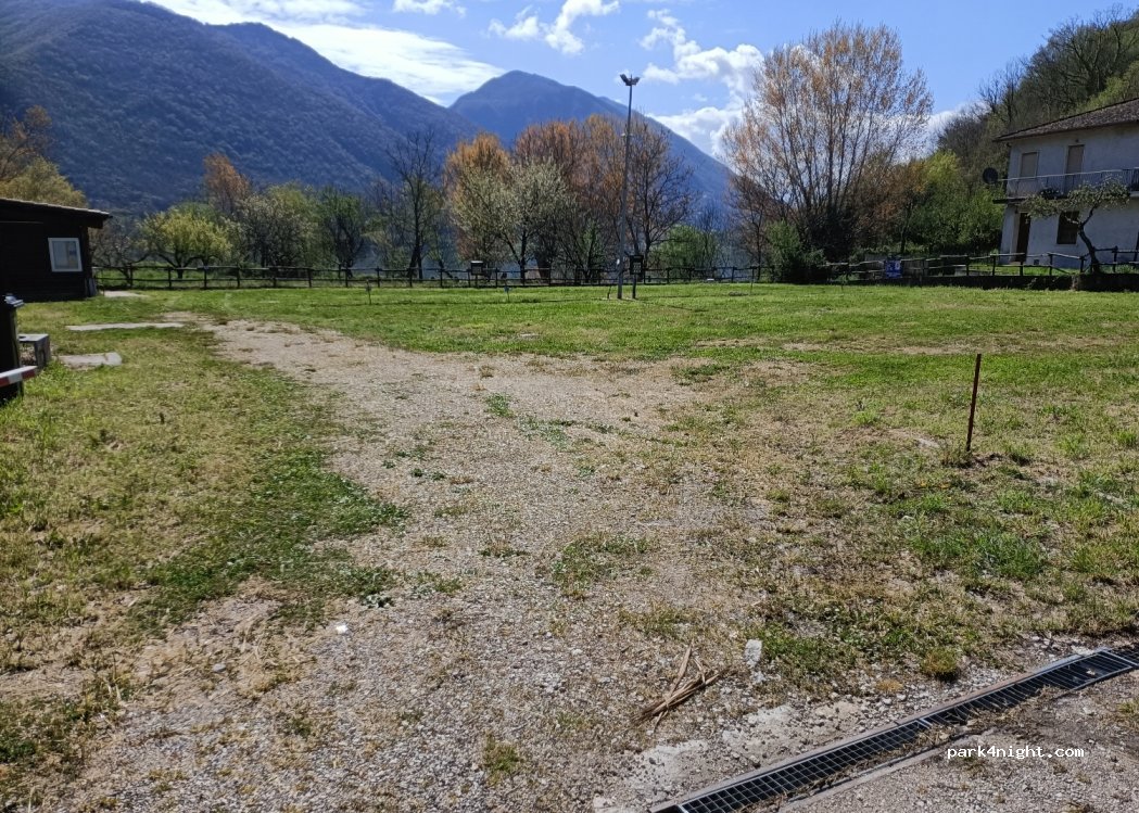 Area Sosta Camper "Lago del Turano" — foto