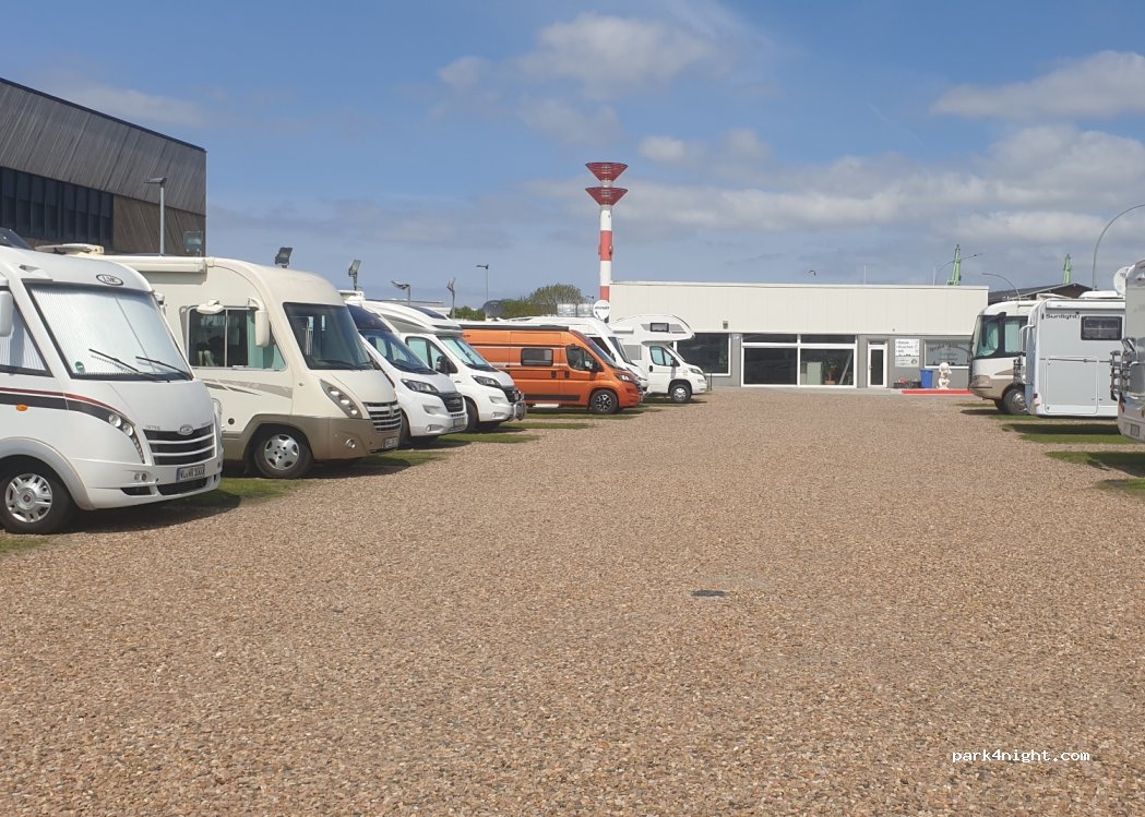 Wohnmobilhafen am Schaufenster — foto