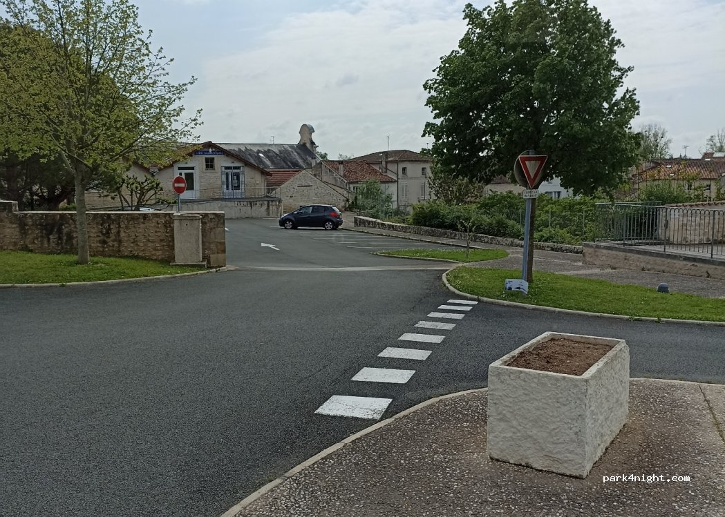(17350) Saint-Savinien - 4 Avenue de la Gare — foto