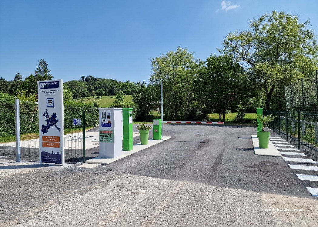 CAMPING-CAR PARK area of Lyons-la-forêt — foto 3