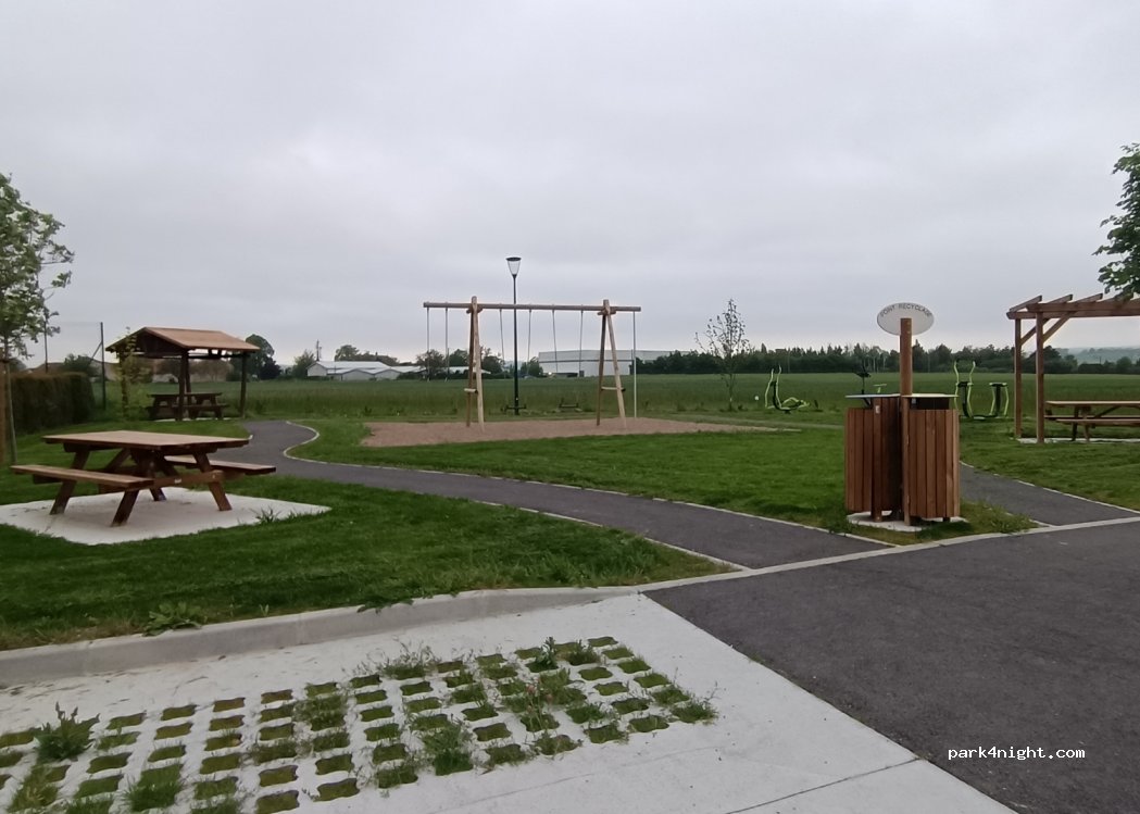 Aire d'accueil de Camping-cars Saint-Bonnet-de-Rochefort — foto 3