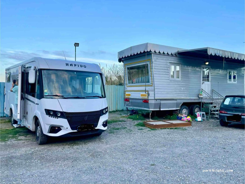 Area sosta Camper Petralia Parking — foto
