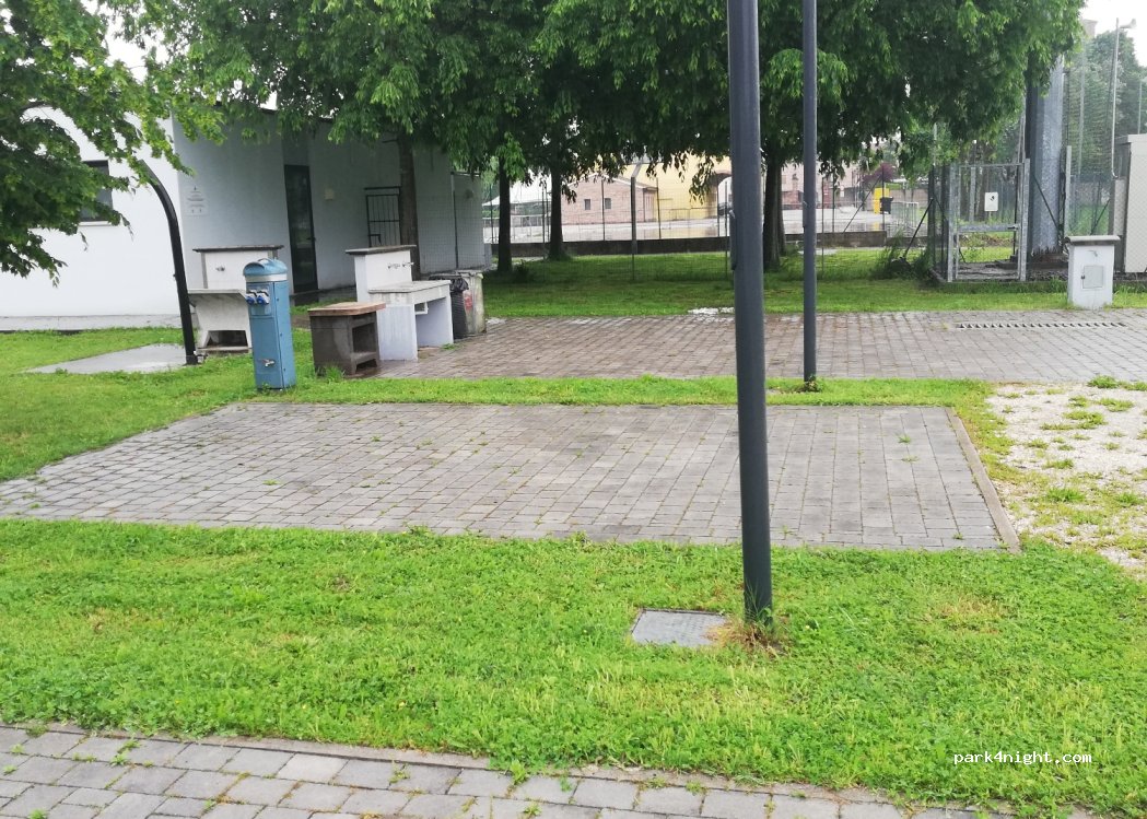 Area camper comunale Quingentole — foto
