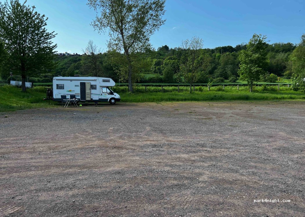 Wohnmobilstellplatz vor dem Campingplatz Kelbra — foto