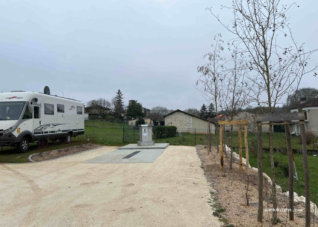 Aire camping-car La Rochebeaucourt-et-Argentine — foto 3