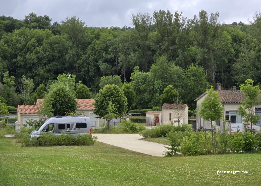 Aire camping-car La Rochebeaucourt-et-Argentine — foto 5