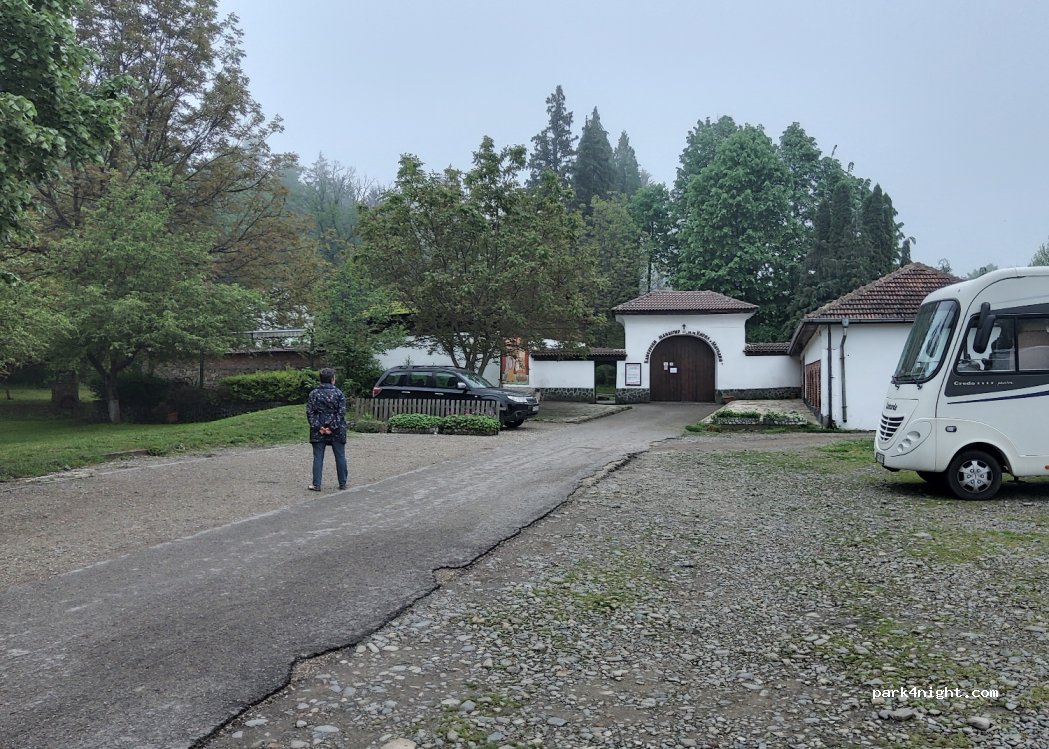 (3543) Klisurski Monastery - Unnamed Road — foto
