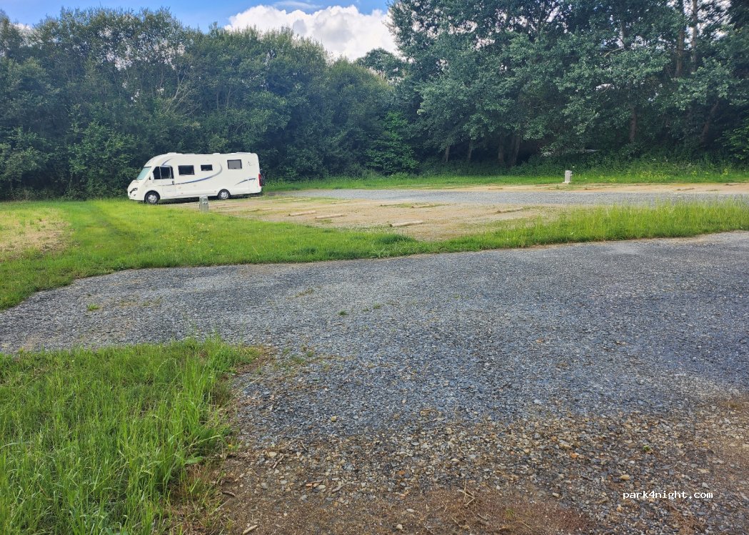 Aire Camping Car de Jugon-les-lacs — foto 2