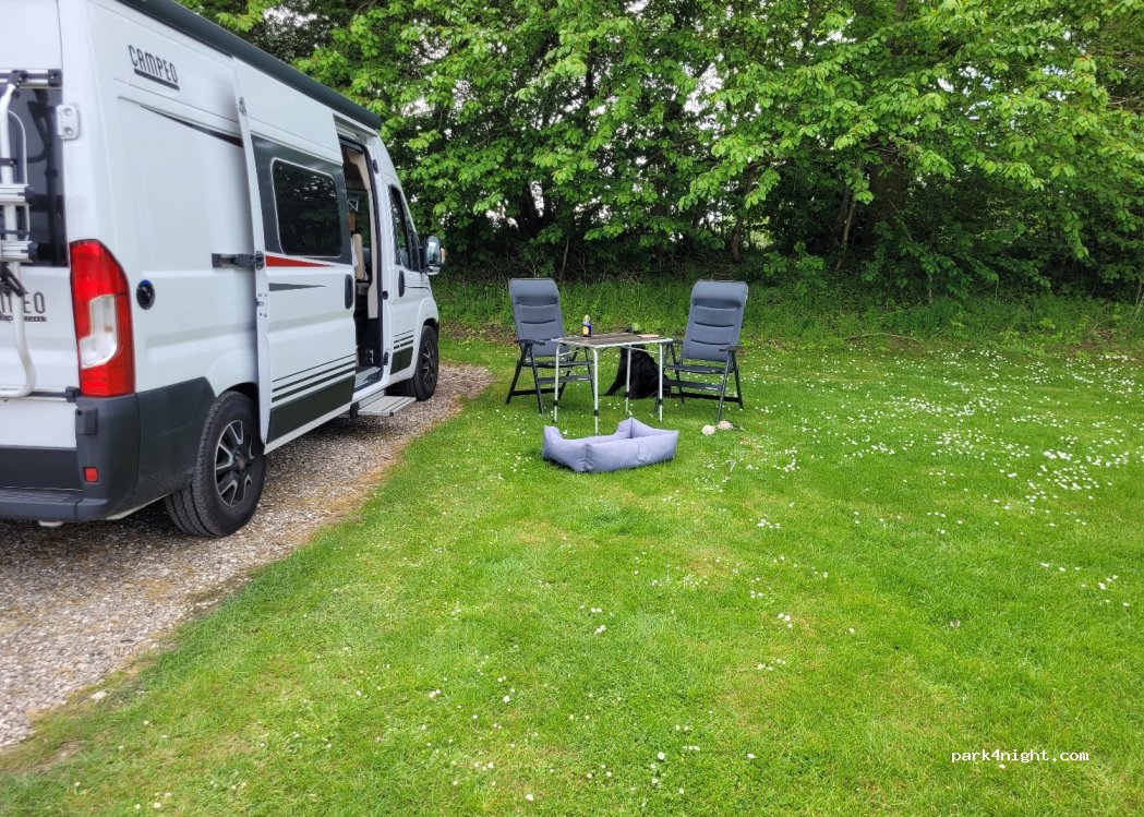 Stellplatz im Yachthafen — foto
