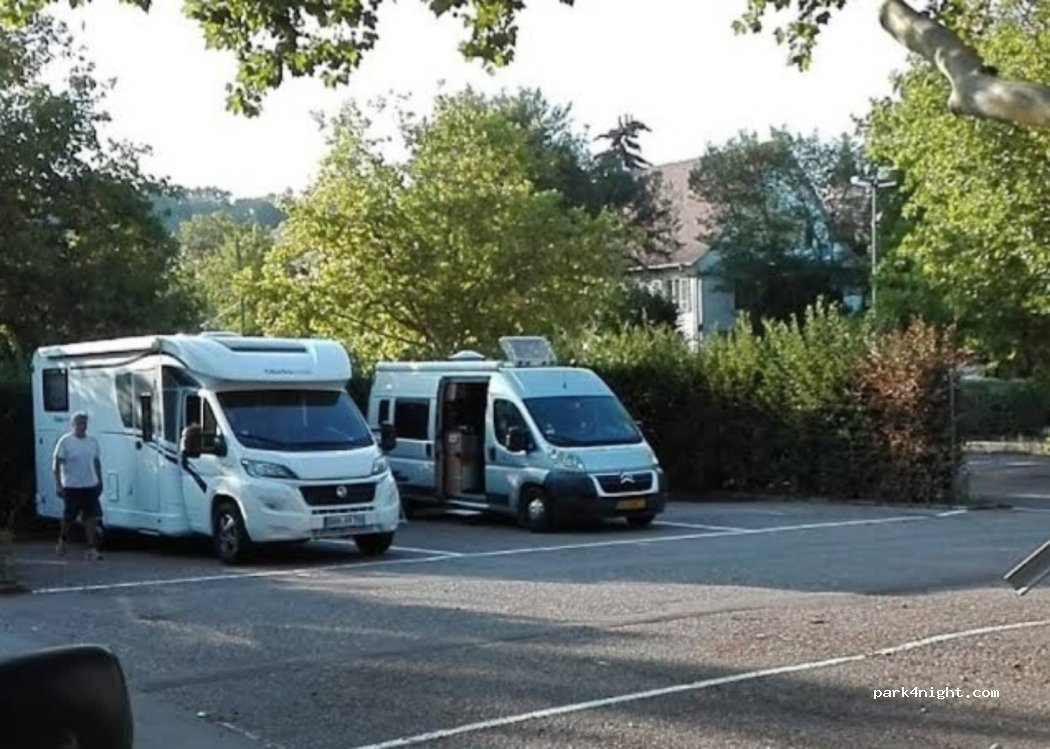 Wohnmobilstellplatz am Freibad in Balingen — foto