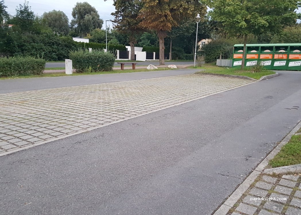 Parkplatz Schloss Caputh — foto 2