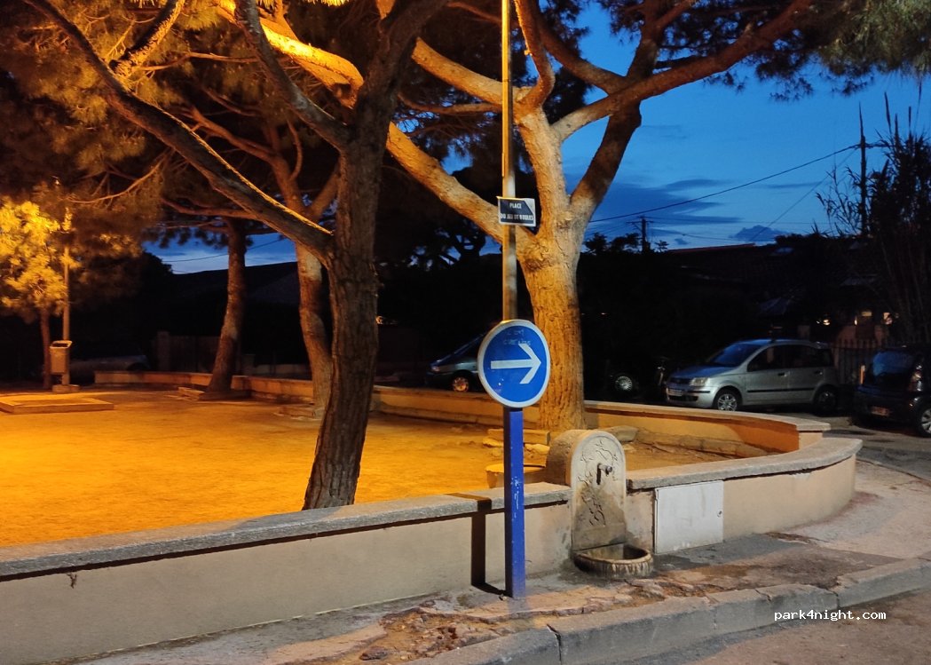 (83400) Hyères - 32 Place du Jeu de Boules — foto 2