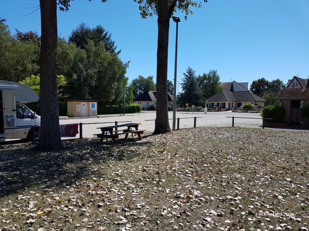 (71370) Saint-Germain-du-Plain - 5 Place du Champ de Foire — foto 2
