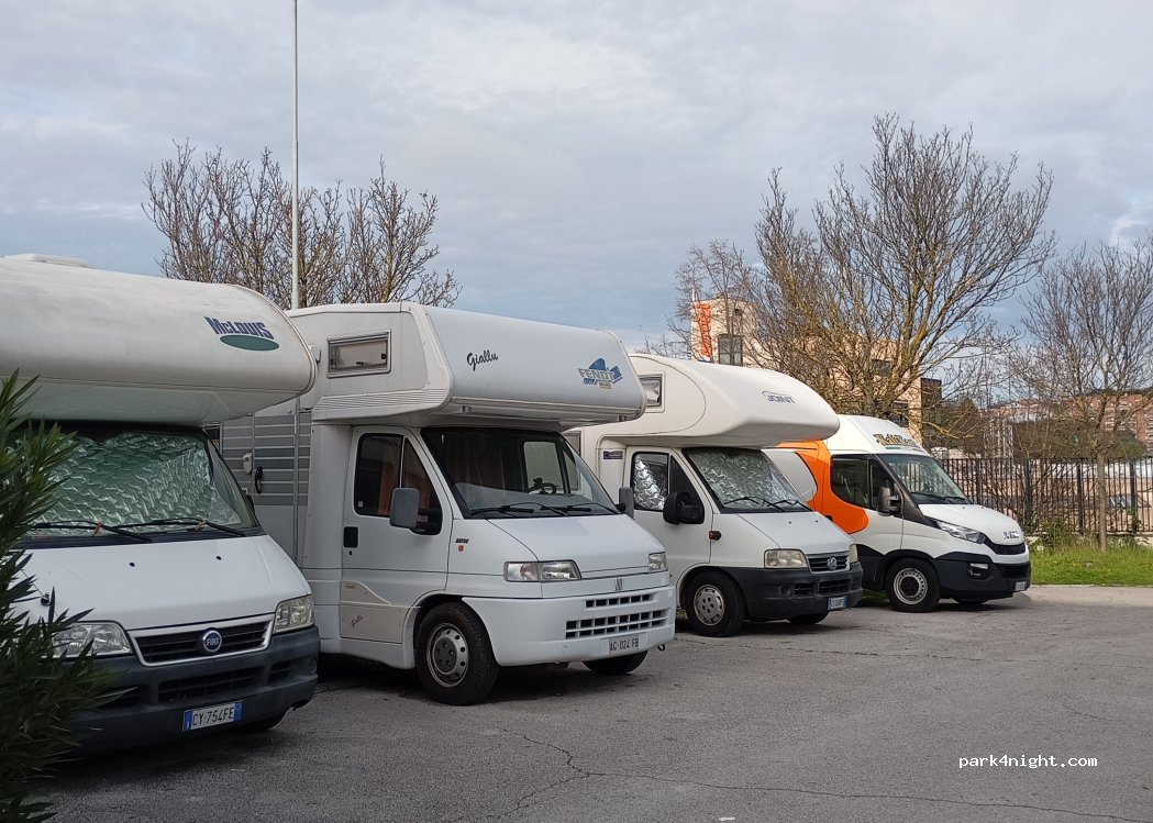 (60127) Ancona - 27 Via del Commercio — foto