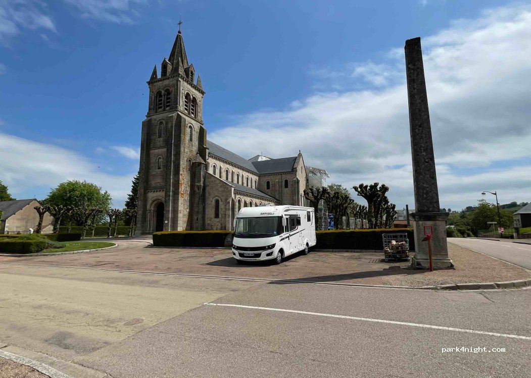 (58230) Dun-les-Places - 14 Le Bourg — foto