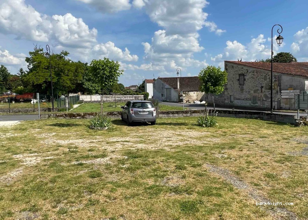 (17460) Berneuil - 3 Rue de la Mairie — foto