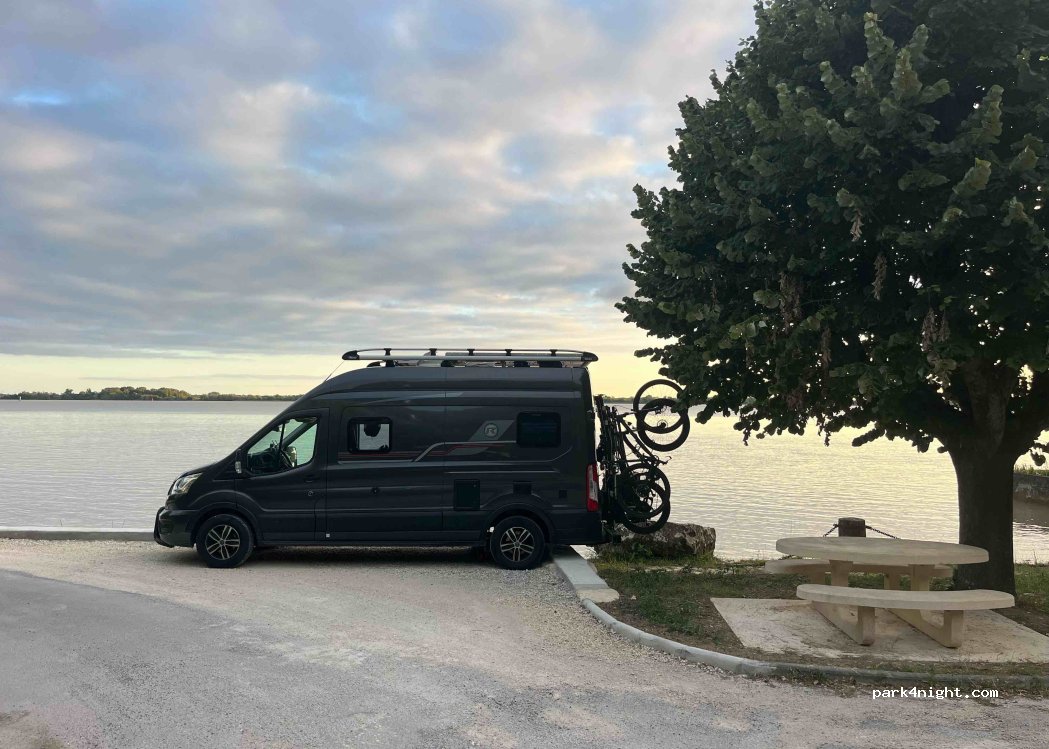 (33710) Bayon-sur-Gironde - 1 Place du Port — foto