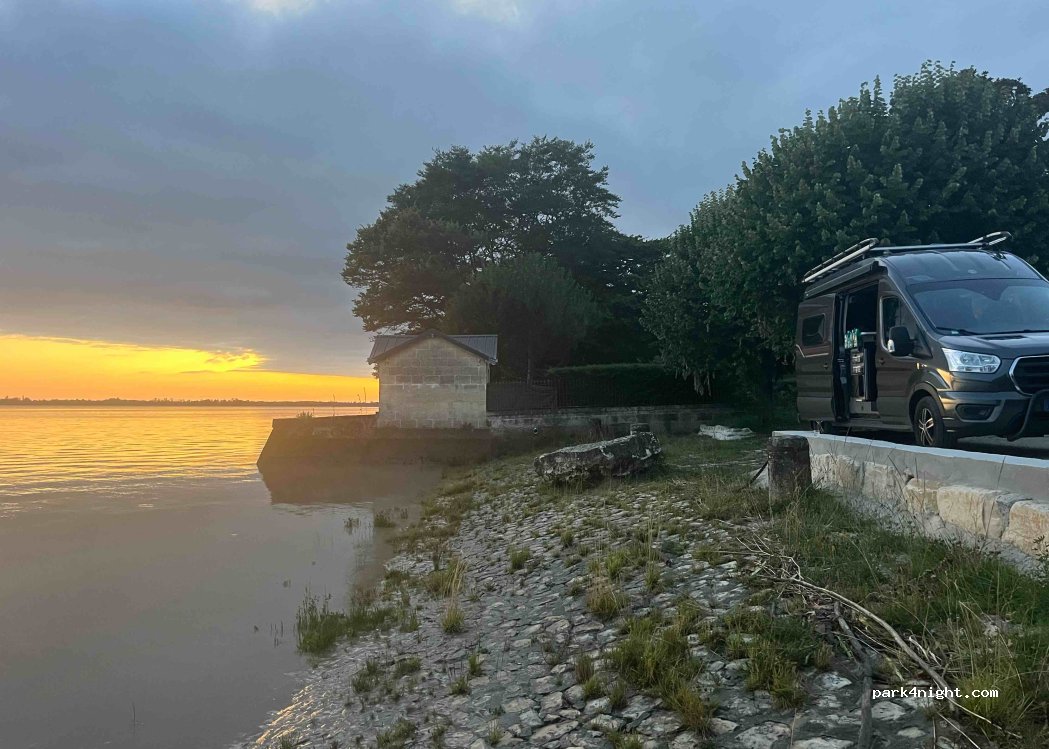 (33710) Bayon-sur-Gironde - 1 Place du Port — foto 2