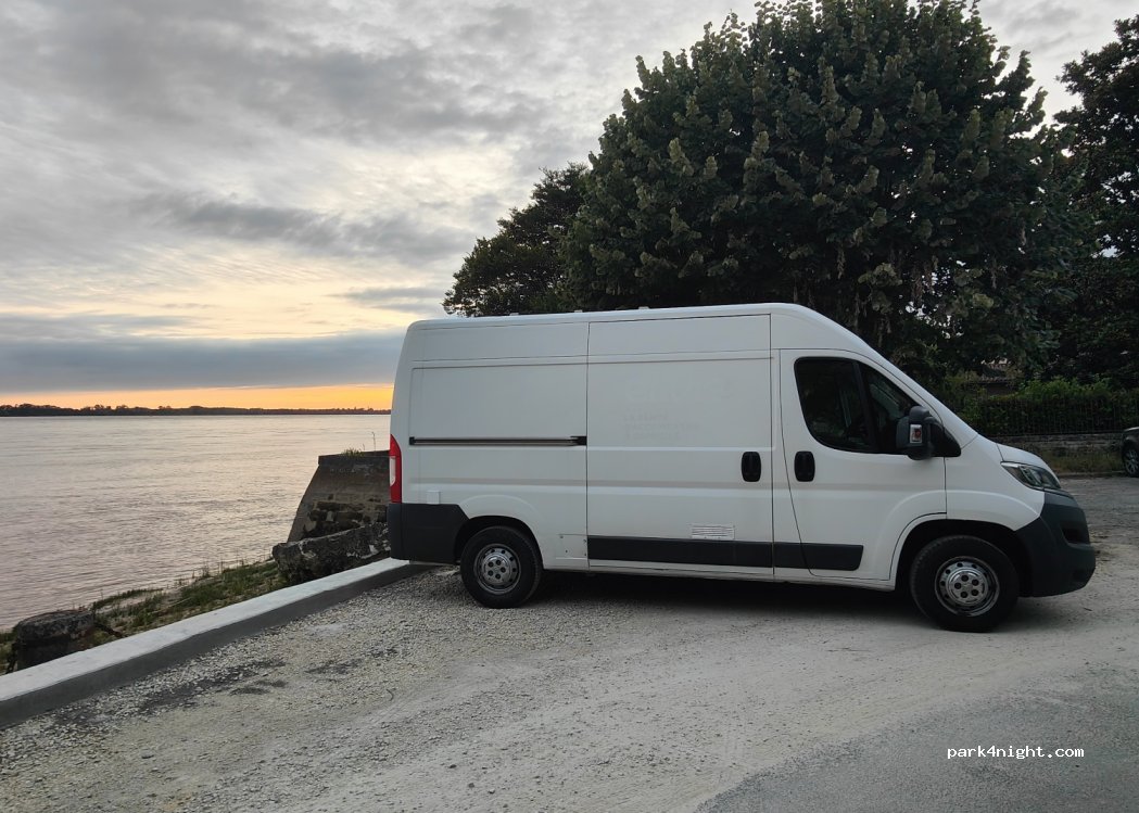 (33710) Bayon-sur-Gironde - 1 Place du Port — foto 3