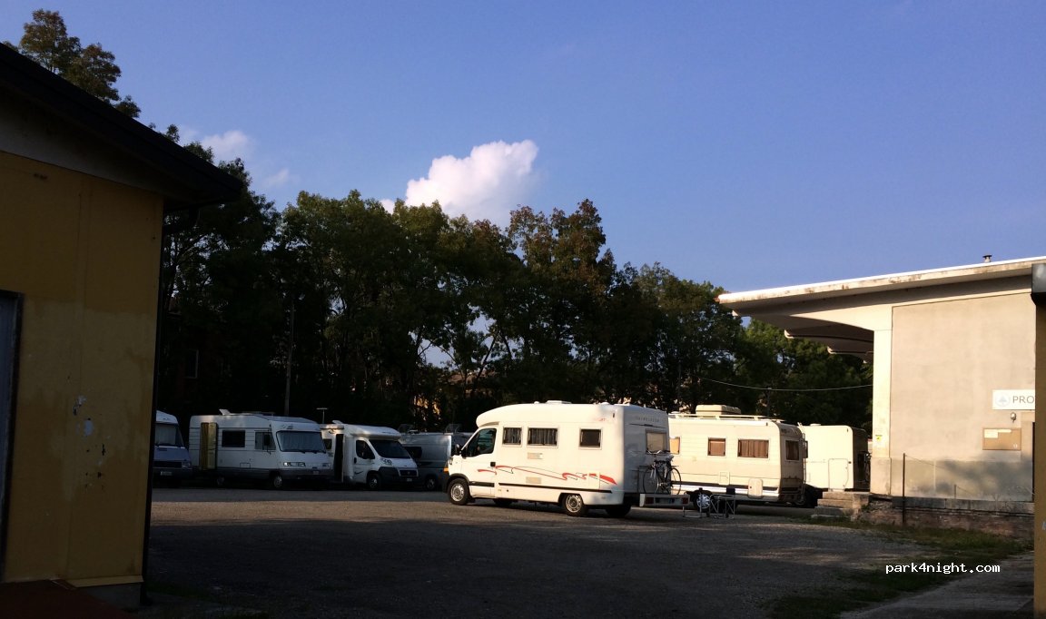 Area Sosta Camper Salsomaggiore Terme — foto