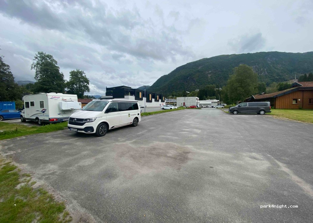 (6973) Sande - 15 Vadheimsvegen — foto