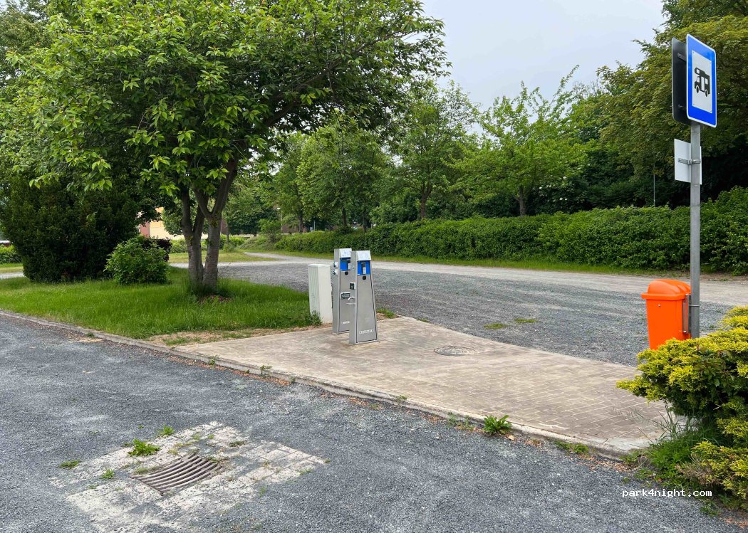 Wohnmobilstellplatz am Sportplatz Freden — foto