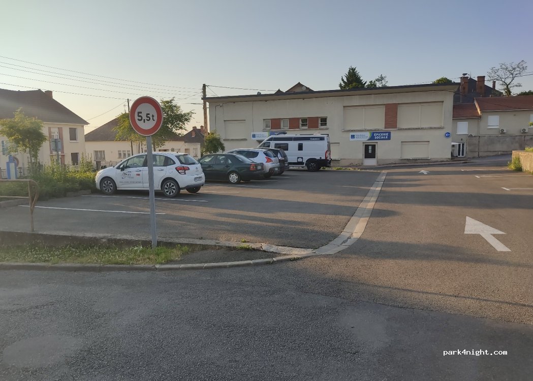 (71140) Bourbon-Lancy - 1 Place Champ de Foire — foto
