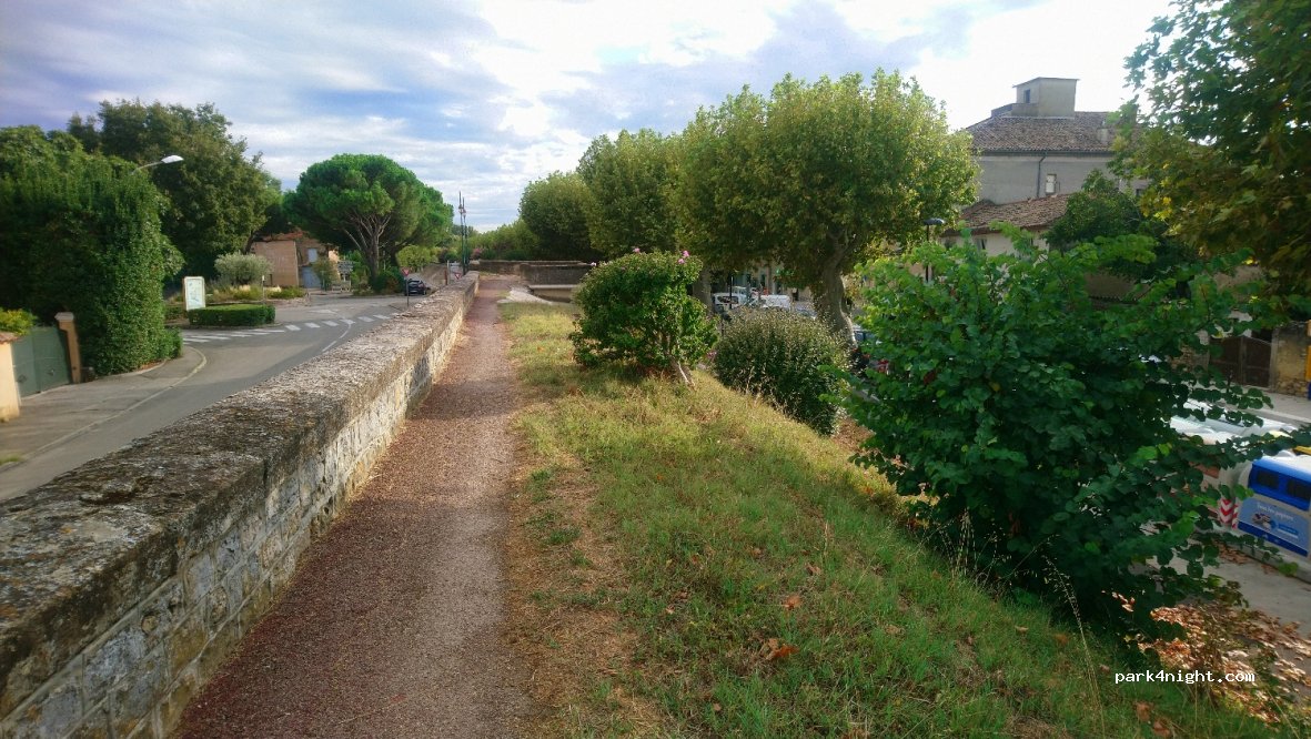 (84860) Caderousse - Cours Aristide Briand — foto