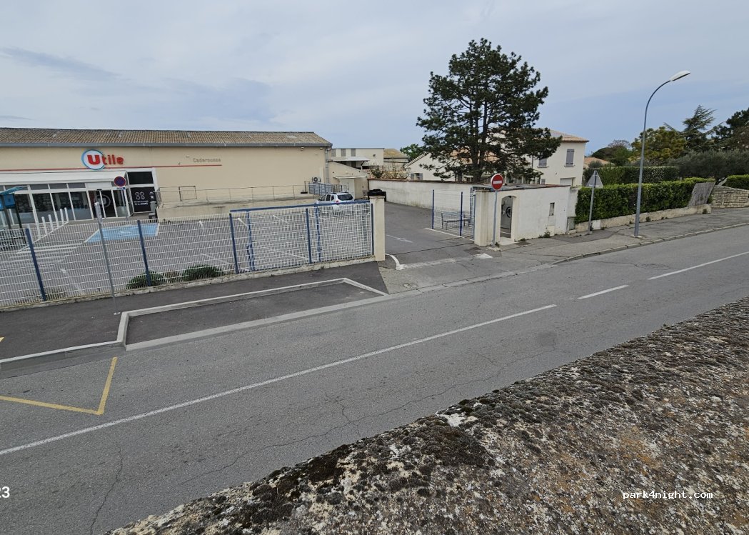(84860) Caderousse - Cours Aristide Briand — foto 3