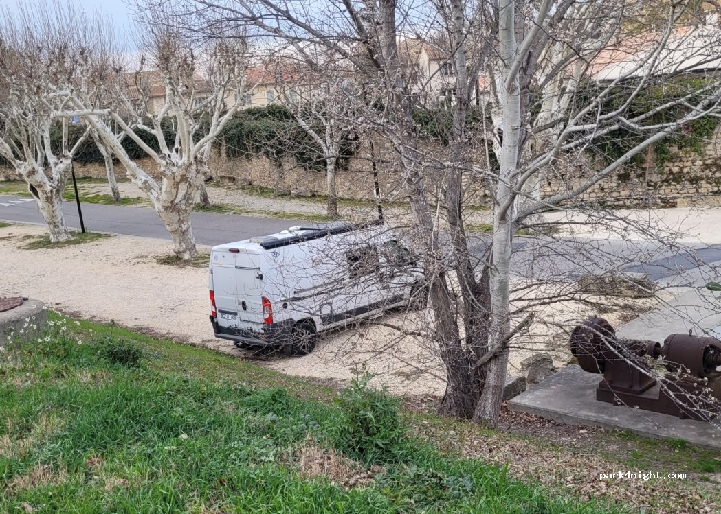 (84860) Caderousse - Cours Aristide Briand — foto 4