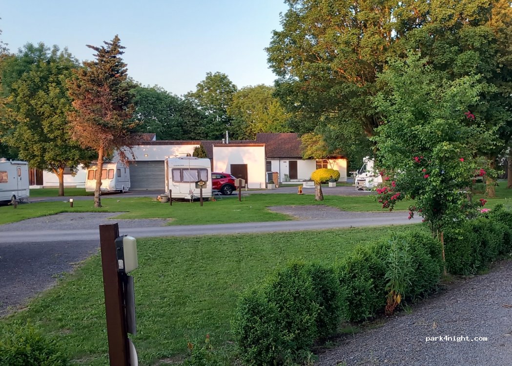 Isle of Avalon Touring Caravan Park — foto