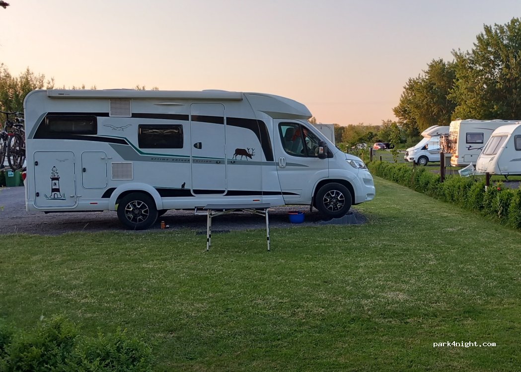 Isle of Avalon Touring Caravan Park — foto 2