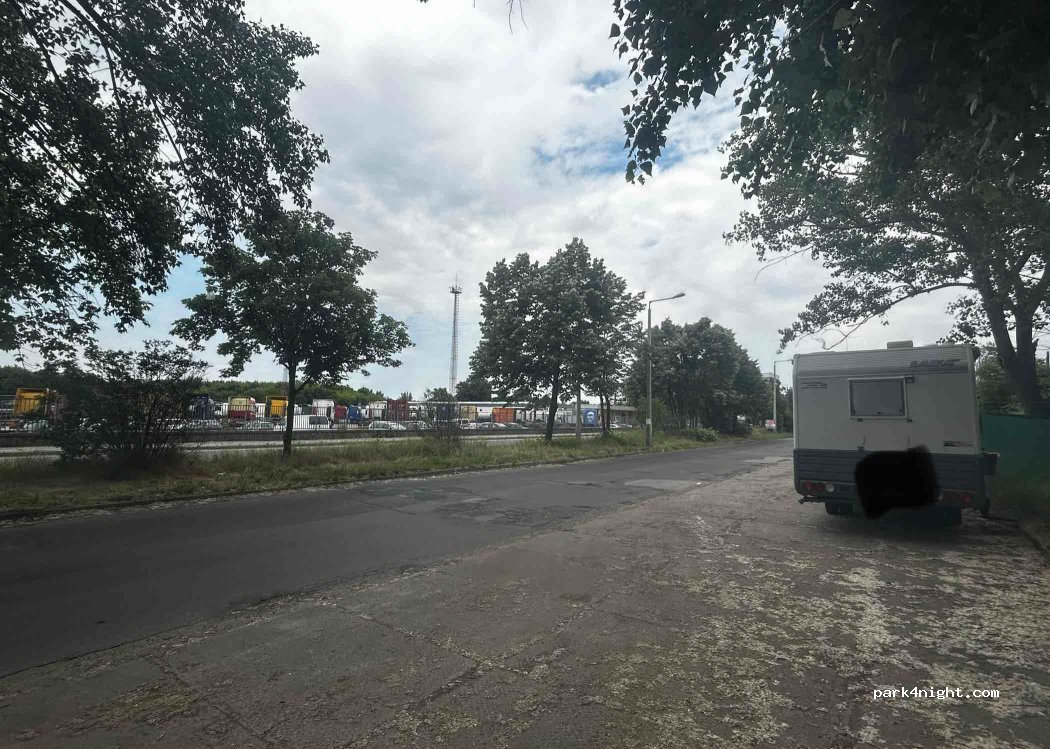 (1211) Budapest - 3 Szállító utca — foto