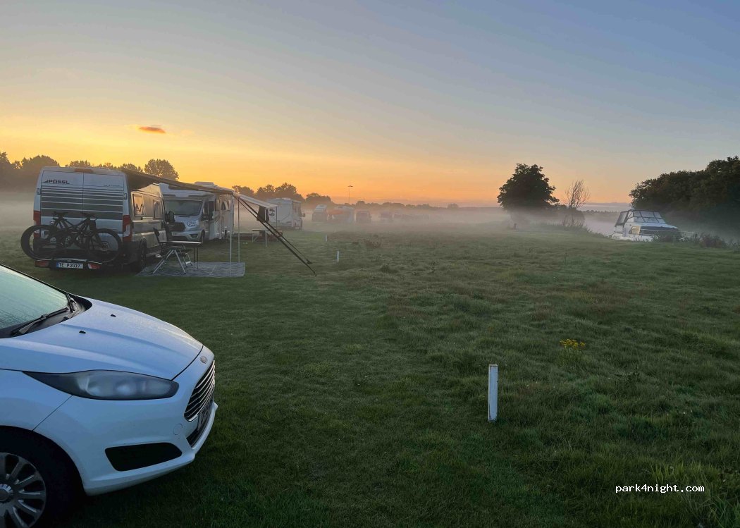 SRB Moorings Riverside Motorhome & Caravan Weekend Site — foto
