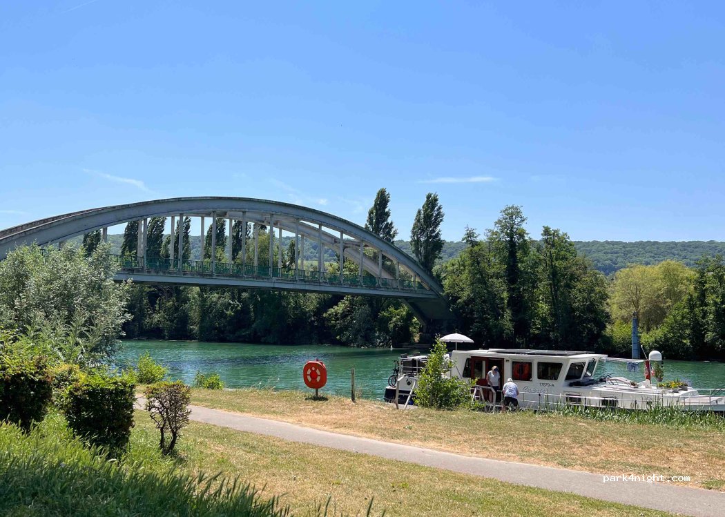 (51480) Reuil - 1 Place Godart — foto