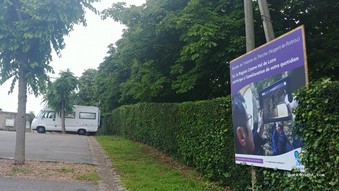 (28400) Nogent-le-Rotrou - Place Emile Maquaire — foto