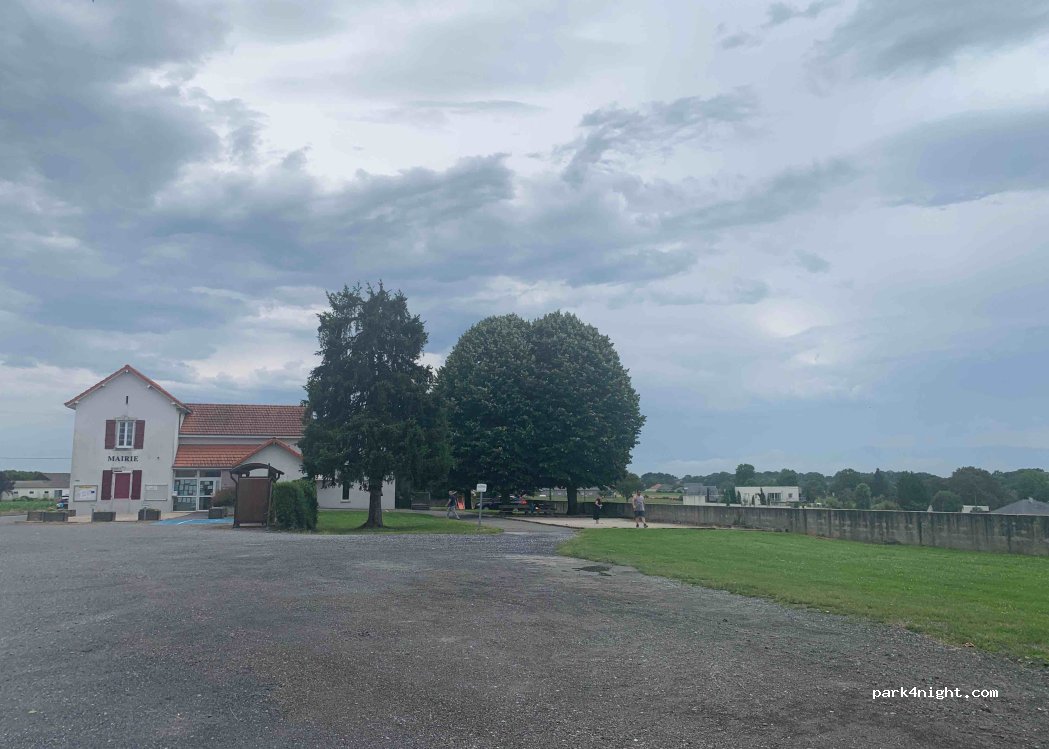 (64160) Maucor - 1 Place de l'Église — foto 2