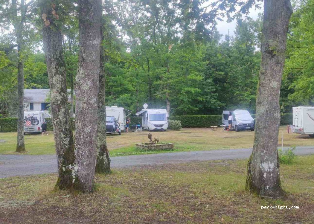 Aire de camping-car de Neuvy-sur-Barangeon — foto